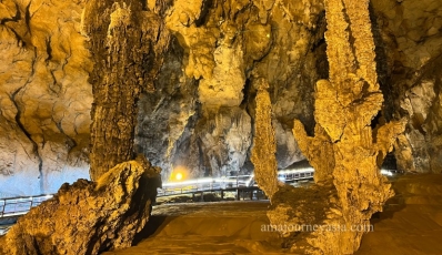 Guiding to explore Nguom Ngao cave in Cao Bang