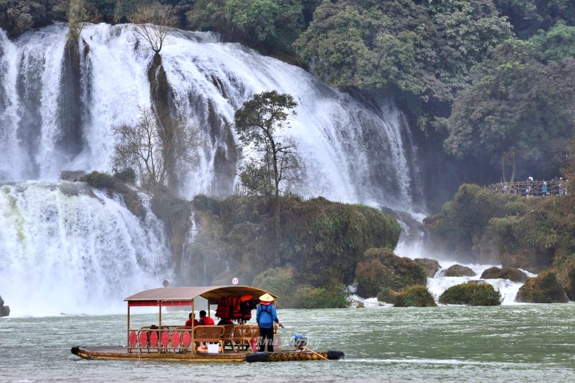 ban-gioc-water-fall-in-autumn