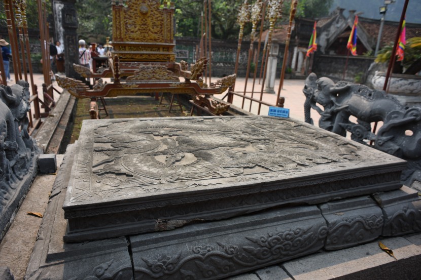 dragon-bed-king-dinh-temple