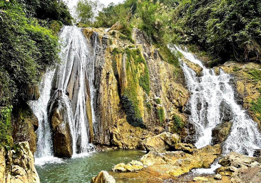 go-lao-waterfall-mai-chau