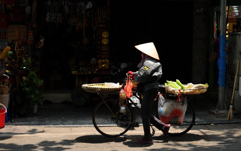 street-vendor-hanoi-old-quarter