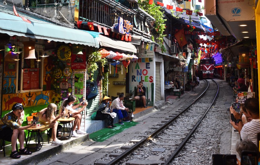 hanoi-train-street-photo-tour