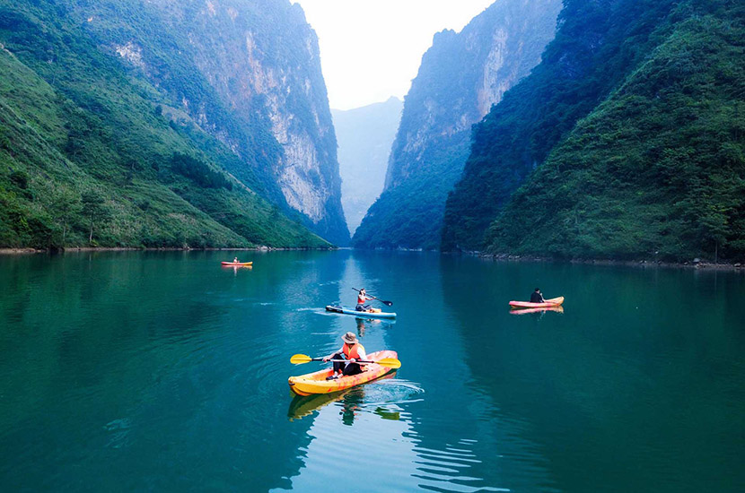 kayaking-nho-que-river-ha-giang